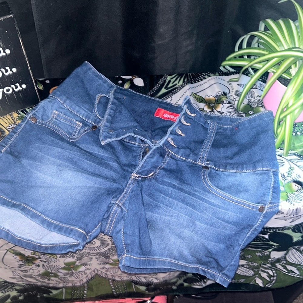 Size 7 stretchy high waisted Jean shorts​